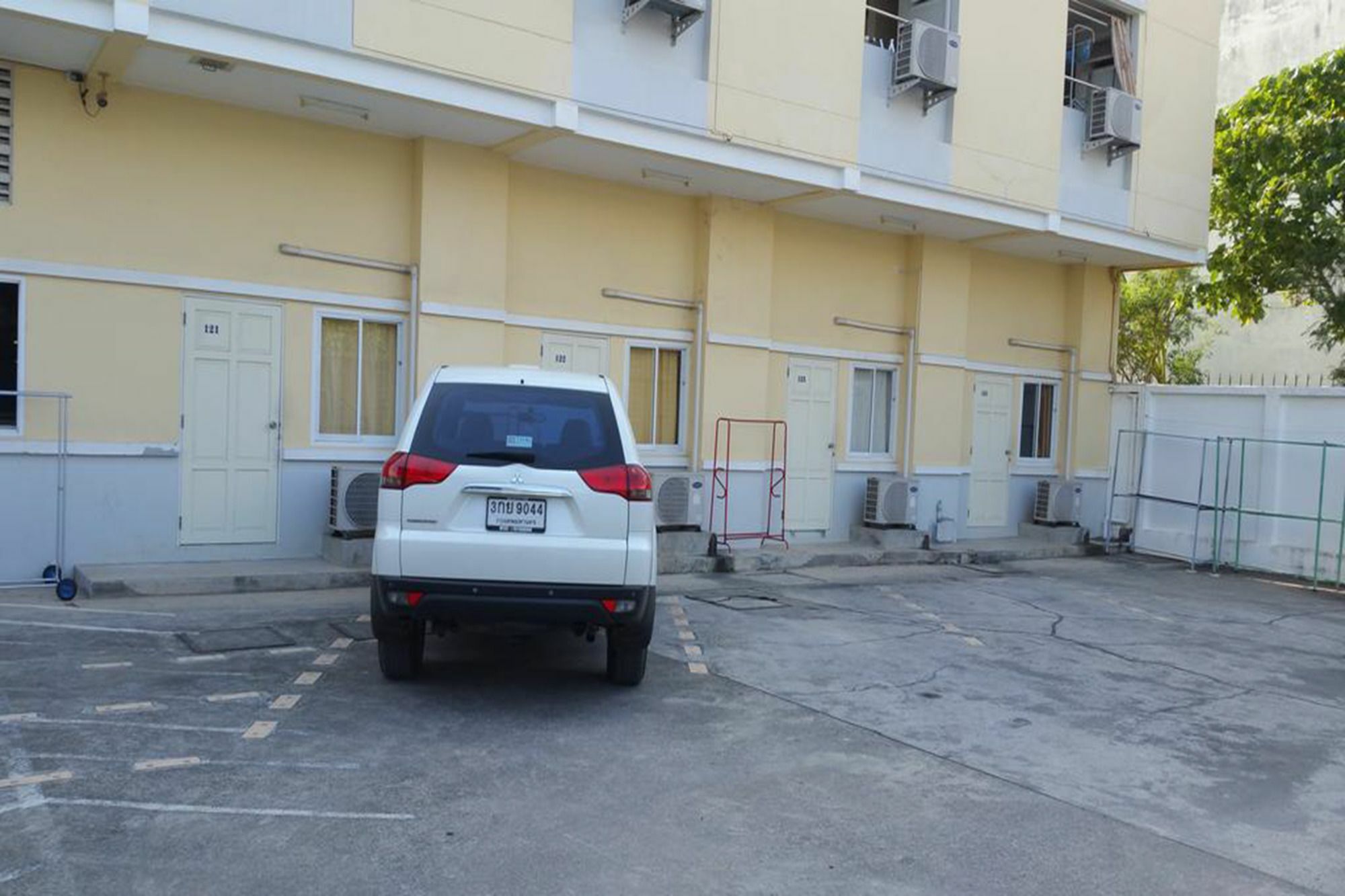 Charoen Apartment Hotel Trang Extérieur photo